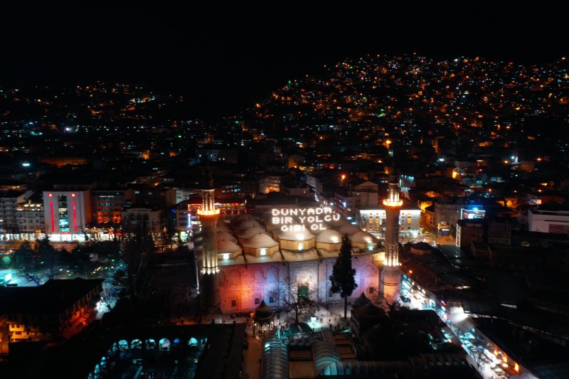 Ulucami’ye ‘Dünyada bir yolcu gibi ol’ yazılı mahya asıldı!