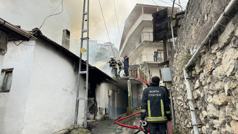 Bursa'da tek katlı evde çıkan yangın, itfaiye ekiplerinin müdahalesiyle söndürüldü.