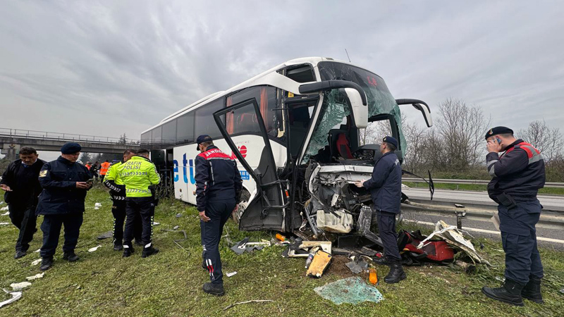 Otobüs bariyerlere çarptı: Çok sayıda yaralı var