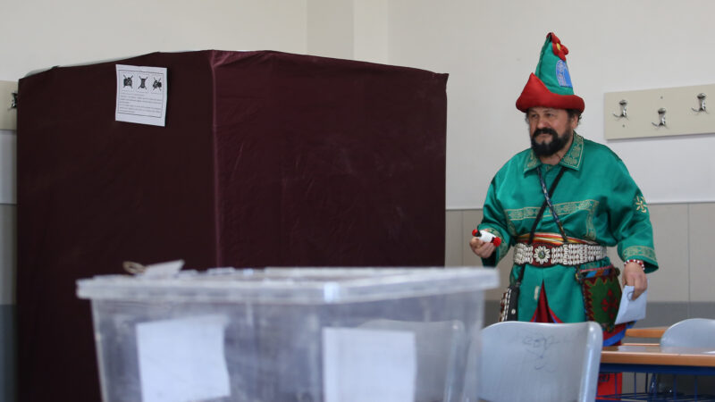 Yurt içi ve dışındaki bazı etkinliklerde yıllardır "Hacivat" karakterini canlandıran
