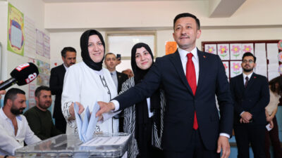 İzmir Büyükşehir Belediye Başkan adayı Hamza Dağ, oyunu kullandı