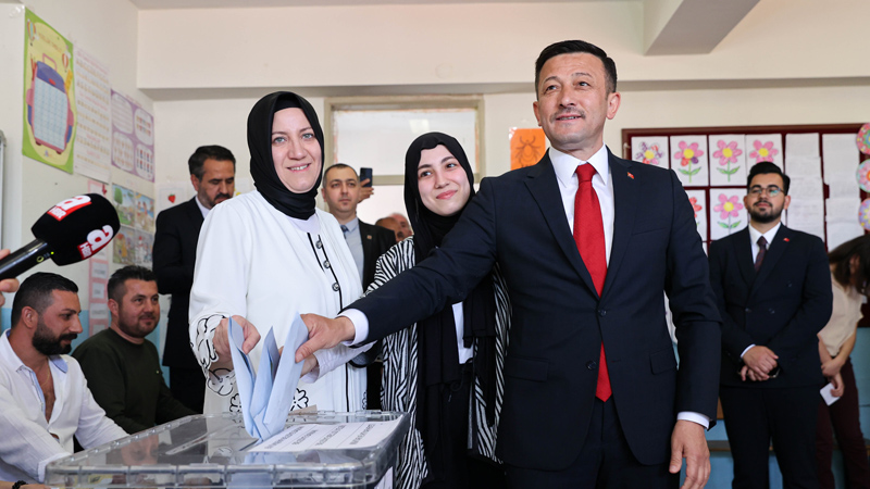 İzmir Büyükşehir Belediye Başkan adayı Hamza Dağ, oyunu kullandı