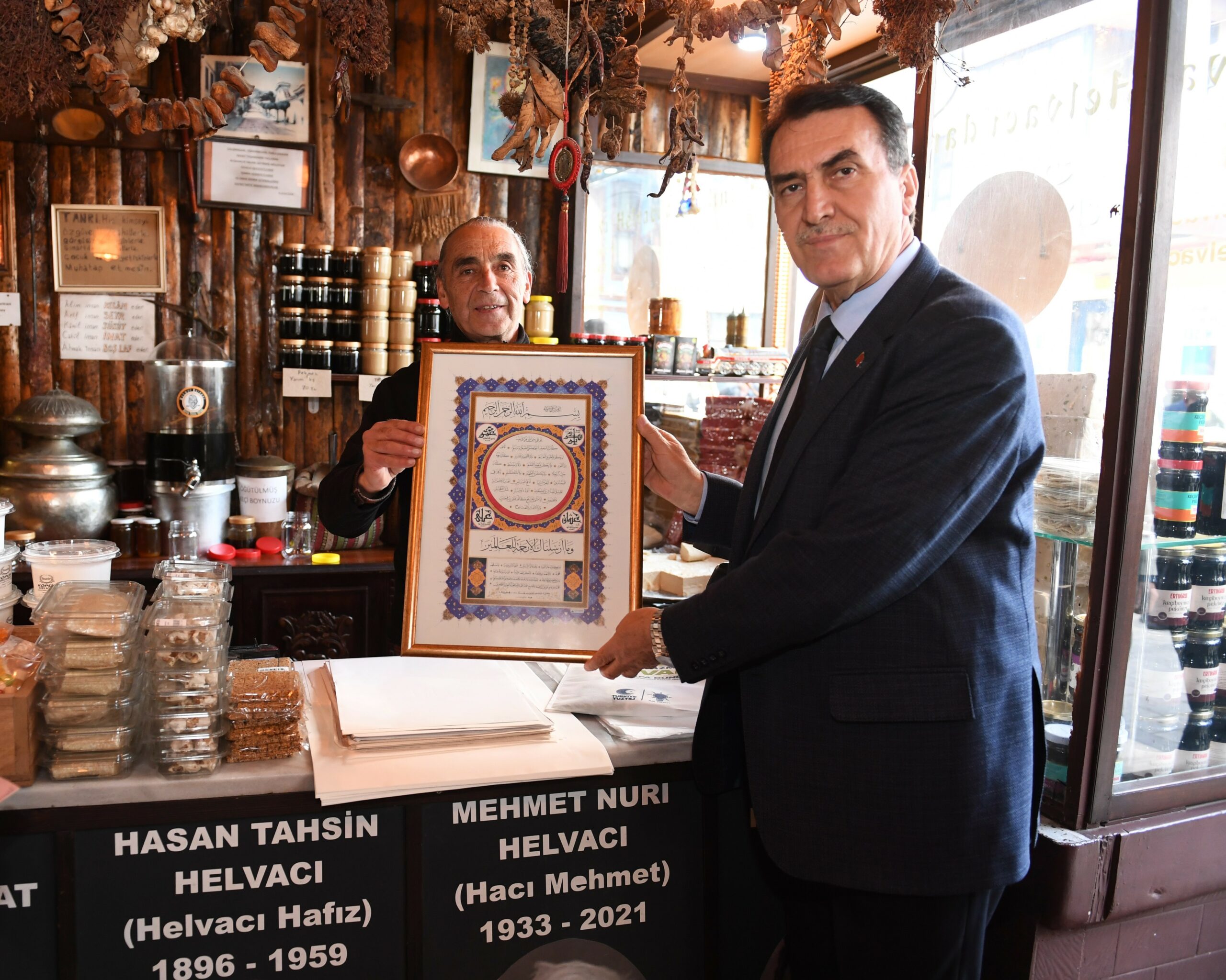 Başkan Dündar’a Bursa’da yenilediği çarşıda büyük ilgi