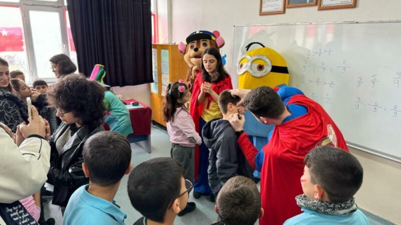 UEDAŞ 10 yılda 10 bin öğrenciyi gülümsetti Uludağ Elektrik Dağıtım A.Ş. (UEDAŞ), 'Kardeşim Üşümesin' projesi çerçevesinde Marmara