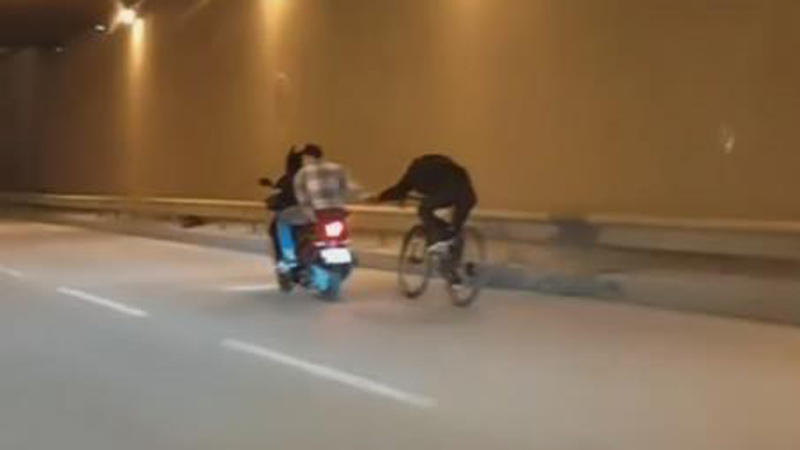 Görüntüler Bursa’dan… Motosiklet ile bisikleti çekti