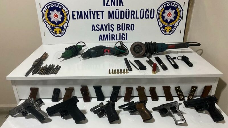 Bursa’da kaçak silah operasyonu! Cephanelik gibi Bursa’nın İznik ilçesinde kaçak silah imalatı yaparak satan şahıs, ekiplerin
