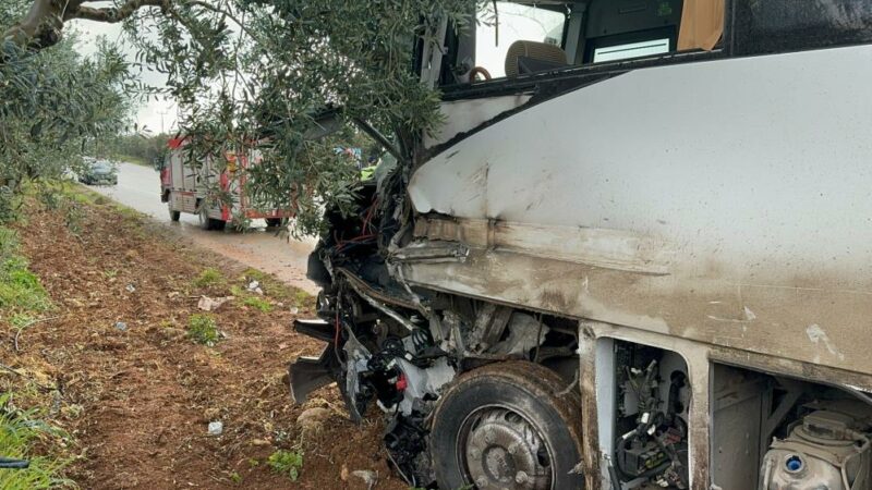 Bursa’da TIR ile servis aracı çarpıştı: Yaralılar var Bursa'nın İznik ilçesinde bir TIR ile işçileri taşıyan servis midibüsünün