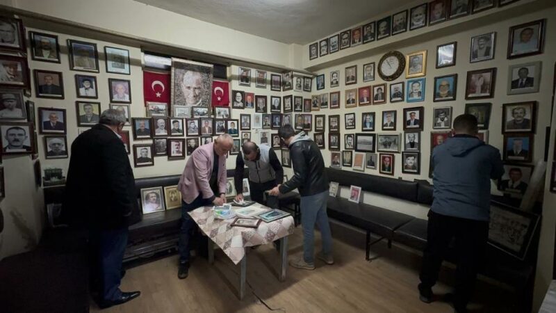 Bursa'nın Yenişehir ilçesi Barcın Köyü'nde, köyde yaşayıp hayatını kaybedenlerin fotoğrafları