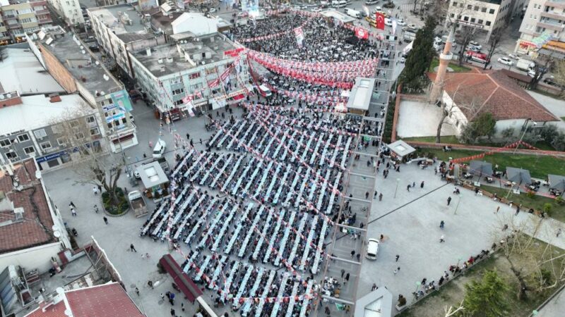 Kestel Belediyesi tarafından 'Meydan Kestel'de düzenlenen büyük Kestel iftarı programına