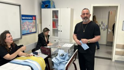 Cem Yılmaz sandık başında yine gülmekten kırıp geçirdi!