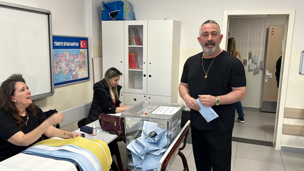 Cem Yılmaz sandık başında yine gülmekten kırıp geçirdi! Cem Yılmaz sandık başında yine gülmekten kırıp geçirdi!