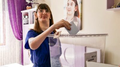 Karabük’te yaşayan dünyanın en uzun boylu kadını için seyyar sandık!