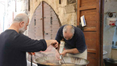 90 yıllık aile geleneğini sürdürüyor! Tatlıya rağbet çok…