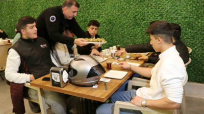 Lokantalar tıka basa dolu! Kaldırımlara da masa sandalye koyarak…