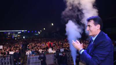 Bursa’nın yeni meydanında konser coşkusu devam ediyor! Bu akşam bakın kim geliyor?