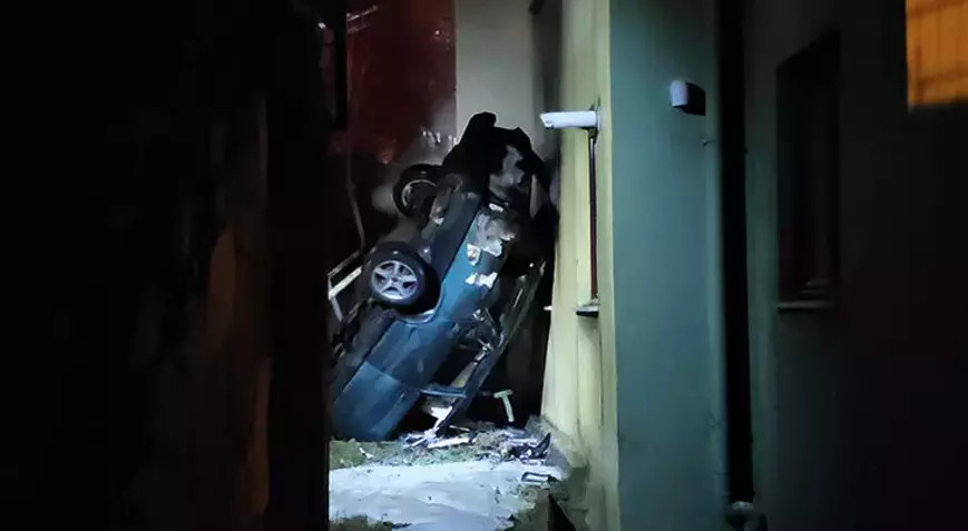 Zonguldak’ta 10 metre yükseklikten düşen otomobil alev alev yandı