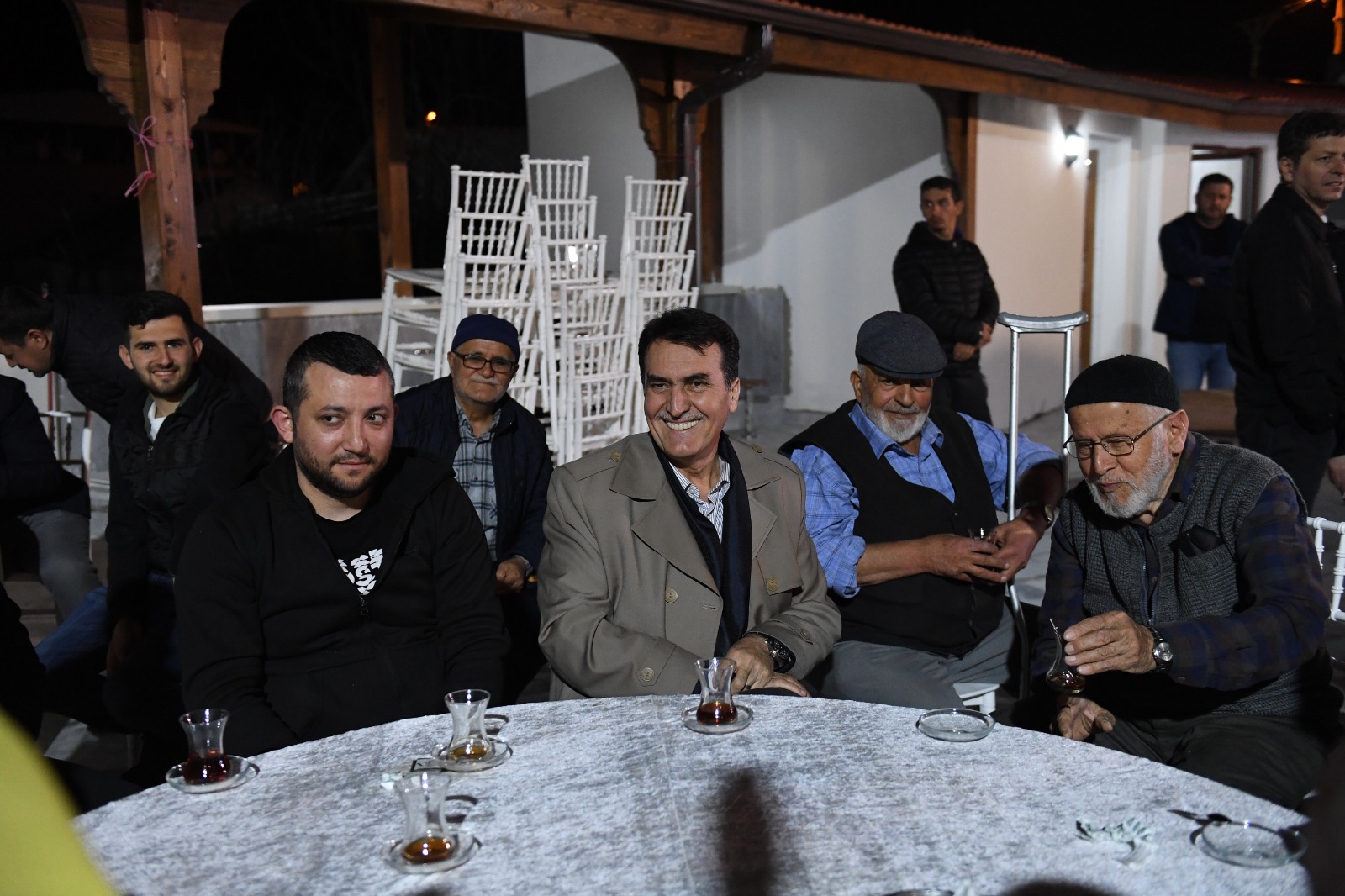 Dündar, ilk iftarı vatandaşlarla yaptı