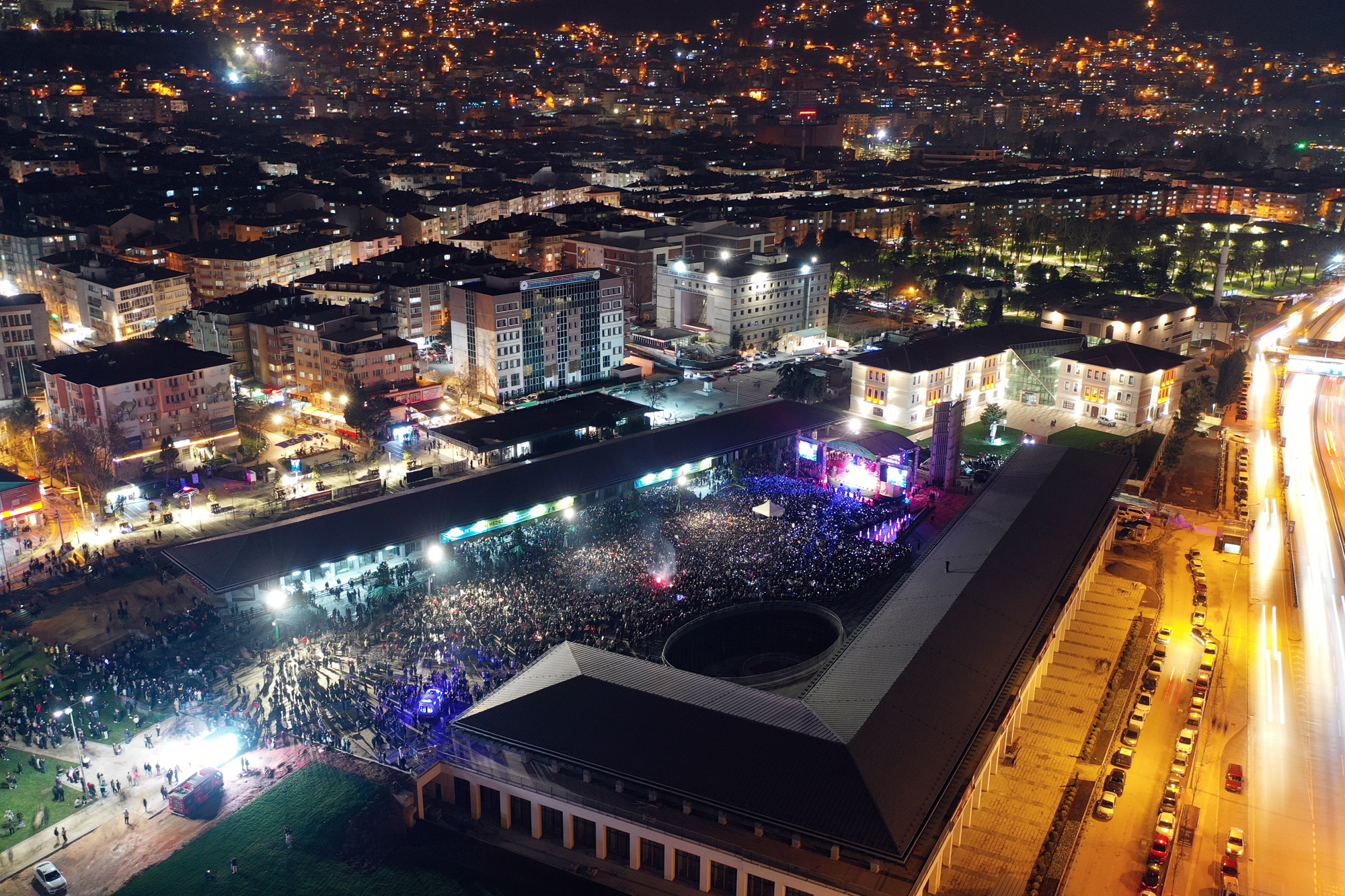 Bursa’nın yeni meydanında Semicenk rüzgarı esti