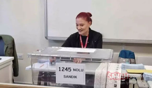 1245 nolu sandık başına gelen Candan Erçetin sürprizi ile karşılaştı! 1245 nolu sandık başına gelen Candan Erçetin sürprizi ile karşılaştı!