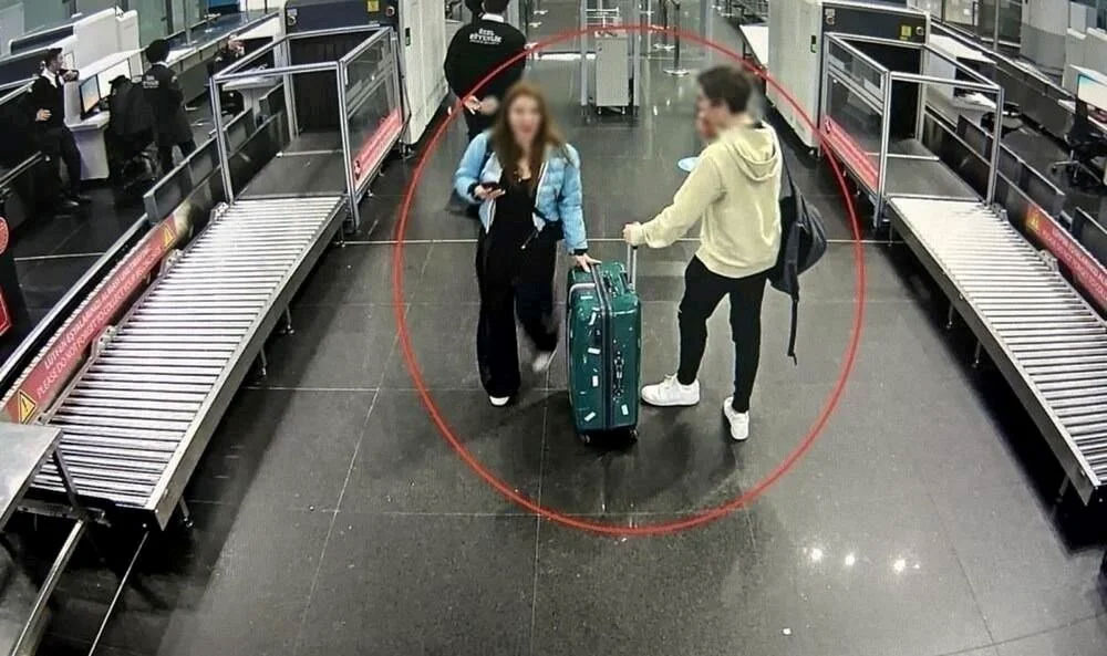 Türkiye’nin konuştuğu firar: T.C’nin babası Bülent Cihantimur gazetecileri görünce polis merkezine girmeden kaçtı