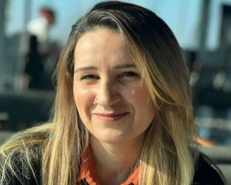 Eşini defalarca bıçakladı: Ölmesi için başında bekledi!