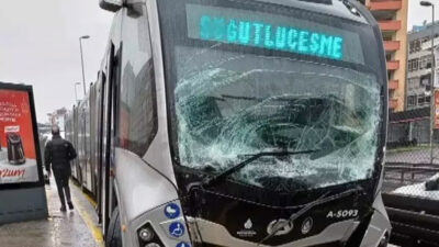 İstanbul’da iki metrobüs çarpıştı! Yaralılar var