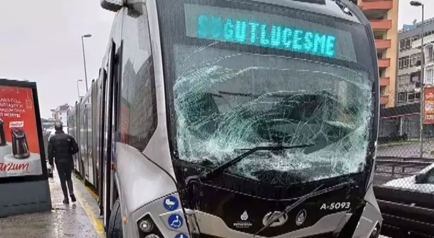 İstanbul’da iki metrobüs çarpıştı! Yaralılar var