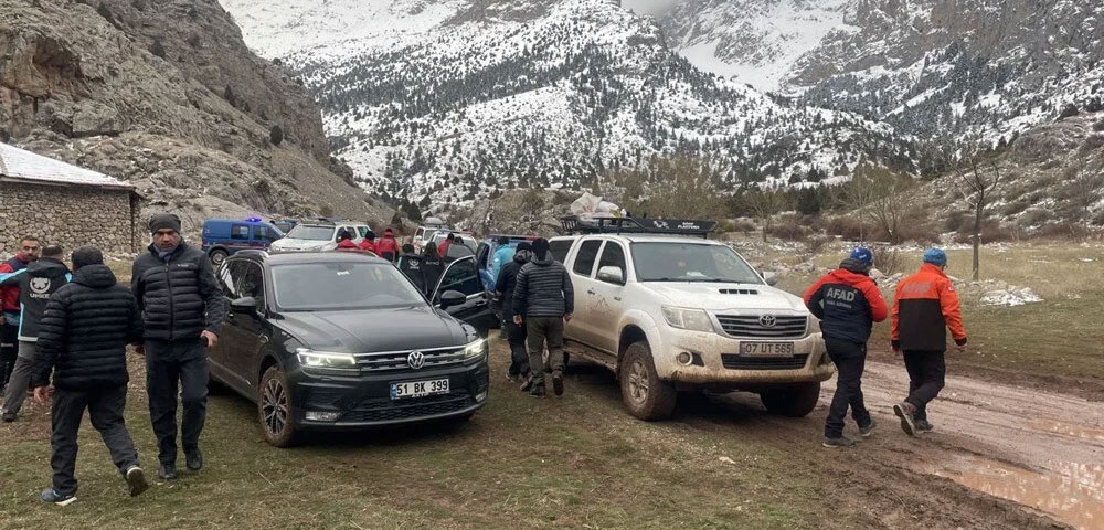 Aladağlar’da facia: Turistlerle dağ kayağı yapan rehber kar kütlesi altında can verdi