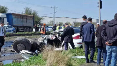 Hatay’da otomobil TIR ile çarpıştı! 5 ölü, 2 yaralı