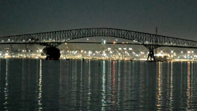 ABD’de kargo gemisi köprüyü yıktı: Araçlar suya düştü