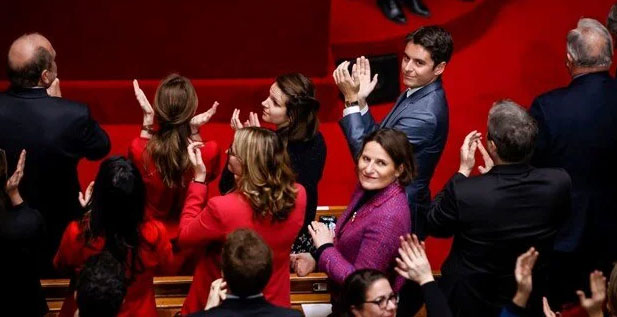 Fransa’da tarihi kürtaj yasası Resmi Gazete’de yayınlandı