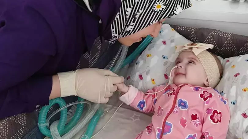 8 aylık Ravza 8 makineye bağlı yaşıyor: Evladımın çaresizliğini görün