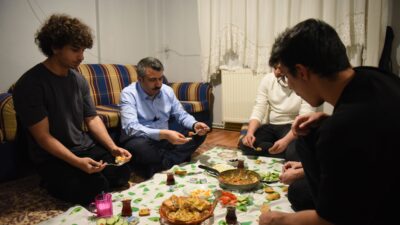 Başkan Yılmaz, gençlerle sahur yaptı