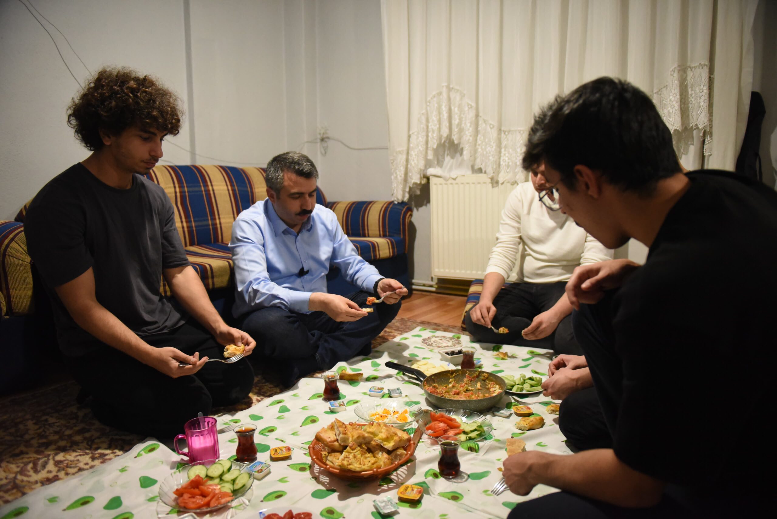 Başkan Yılmaz, gençlerle sahur yaptı
