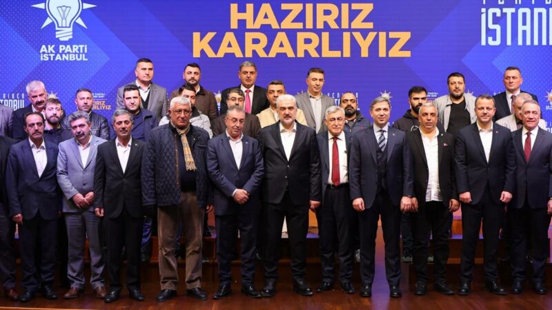 CHP’den istifa eden 400 kişi AK Parti’ye katıldı İstanbul'da, CHP'den istifa ederek AK Parti'ye katılan 400 kişiyi temsilen