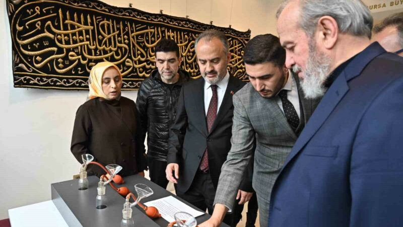 Başkan Aktaş, Kâbe örtüleri sergisini gezdi Bursa Büyükşehir Belediye Başkanı Alinur Aktaş, “Kâbe Örtüleri, sakal-i şerif