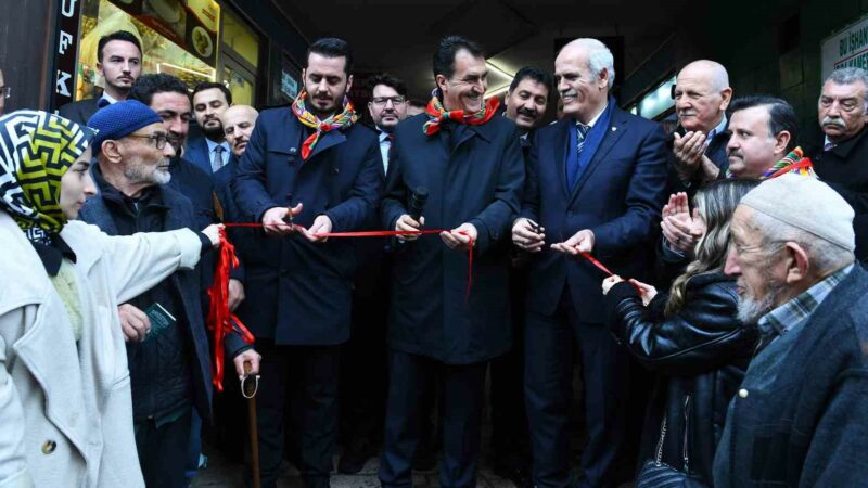 Seçim çalışmaları çerçevesinde ilçeyi sokak sokak gezen Osmangazi Belediye Başkanı