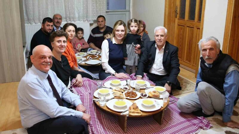 CHP Bursa Adayı Bozbey, Aydın ailesinin iftar sofrasına konuk oldu CHP Bursa Büyükşehir Belediye Başkan Adayı Mustafa Bozbey, iftarını İznik’te