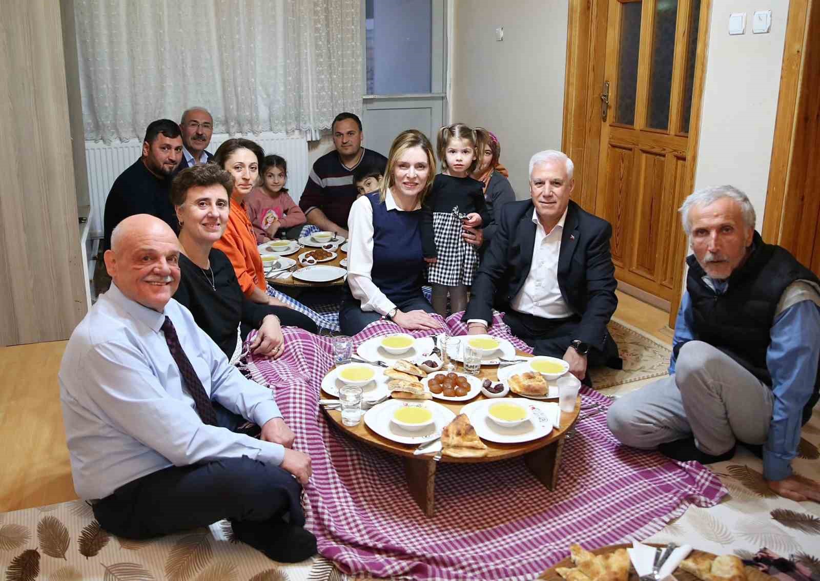 CHP Bursa Adayı Bozbey, Aydın ailesinin iftar sofrasına konuk oldu