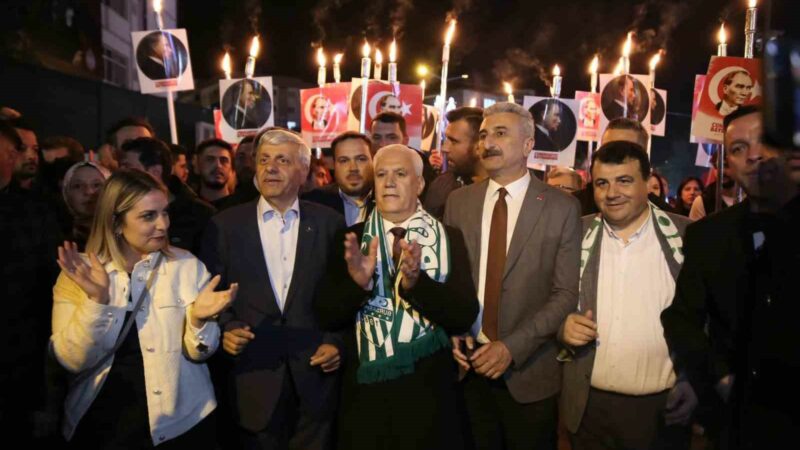 Bozbey’e Orhangazi’de fener alayı CHP'nin Bursa Büyükşehir Belediye Başkan Adayı Mustafa Bozbey, Orhangazi’de meşalelerle