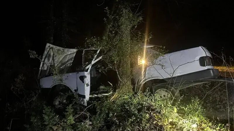 Bursa’da korkunç kaza: 1 ölü, 1 yaralı Bursa’nın Mustafakemalpaşa ilçesinde, ağaca çarpan otomobilin sürücüsü Taner Kaydul (48)