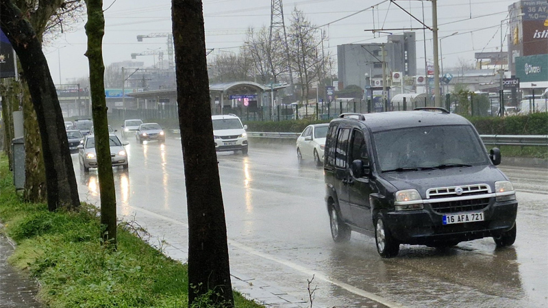 Bursa’da sağanak hayatı olumsuz etkiliyor