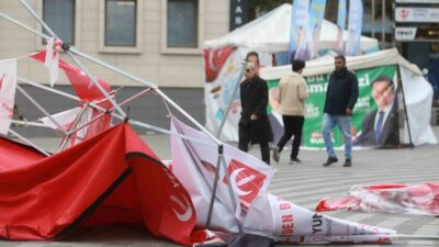 Bursa’da etkili olan fırtına parti stantlarını yerle bir etti