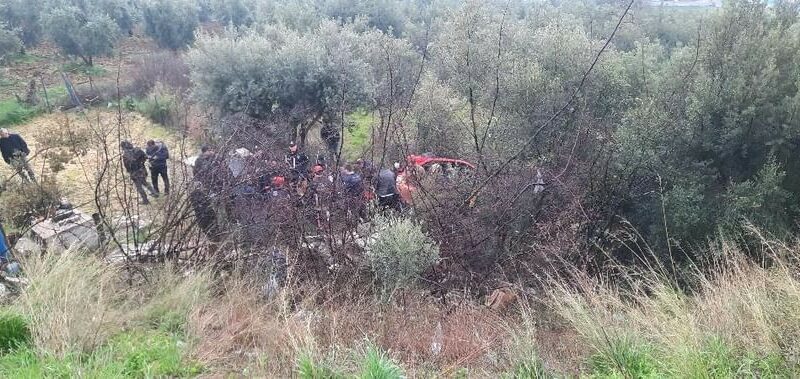 Bursa’da şarampole yuvarlanan otomobilde 3 kişi yaralandı. Yaralılar hastanede tedavi