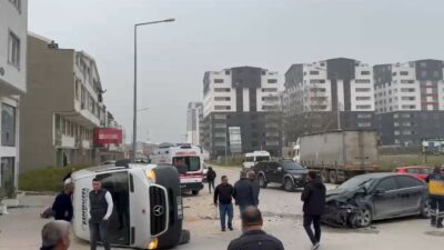 Bursa’da servis minibüsü ile otomobil çarpıştı