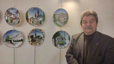 Kütahyalı çini sanatçısı 69 yaşındaki Ertuğrul Çay, Bursa’nın önemli eserlerini
