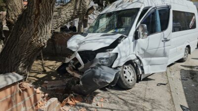 Öğrenci servisiyle otomobil çarpıştı: 16 kişi yaralandı