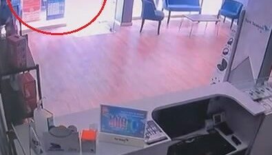 Bursa’da elini gaz pedalında unuttu, dükkana daldı…