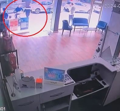 Bursa’da elini gaz pedalında unuttu, dükkana daldı…