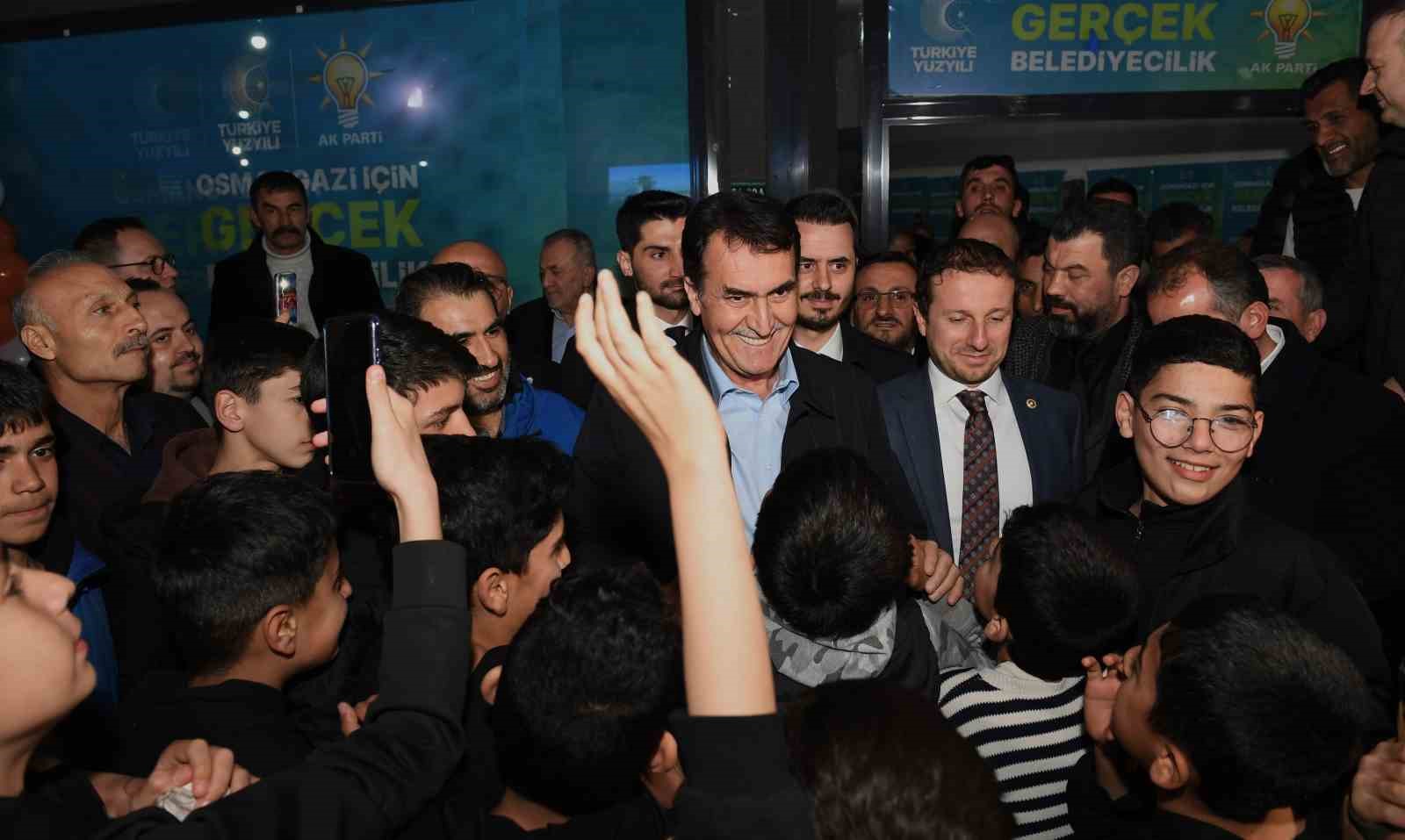 Dündar’a coşkulu karşılama